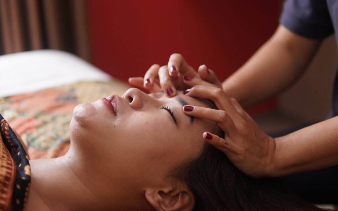 Pijat Kepala: Solusi Alami Meredakan Sakit Kepala akibat Cuaca Lembap