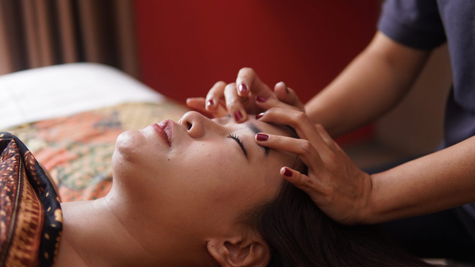 Pijat Kepala: Solusi Alami Meredakan Sakit Kepala akibat Cuaca Lembap